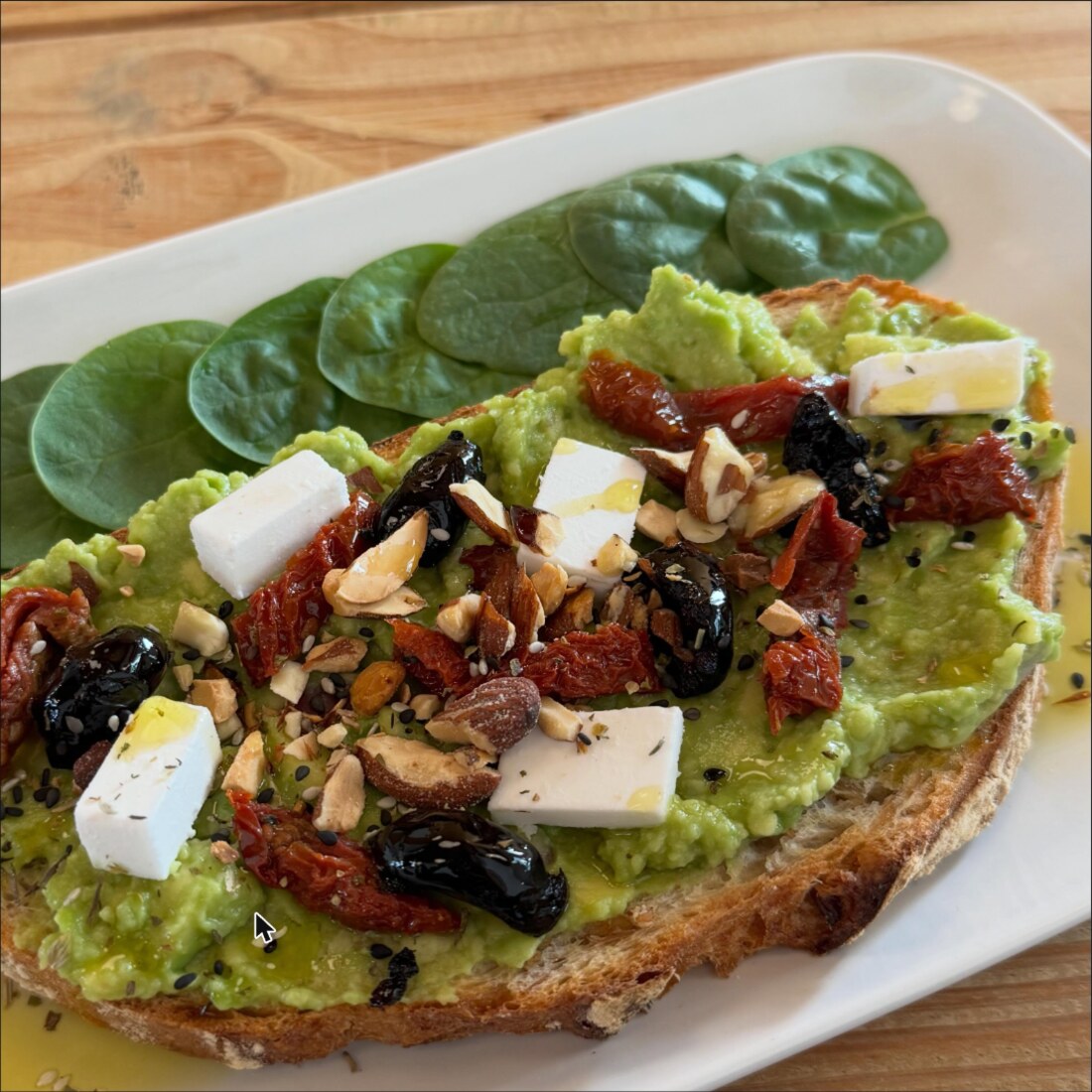 Avocado toast de de Bon’heur, avec feta végétale et fruits secs